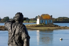 De-dos-sculpture-St-Cado-maison-volets-bleus-3